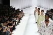 プラダ、シンプルな最新メンズショーに込めた「子どもの純粋さ」と世界情勢への憂い【2026年春夏コレクション】