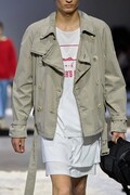 プラダ、シンプルな最新メンズショーに込めた「子どもの純粋さ」と世界情勢への憂い【2026年春夏コレクション】