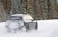 【スクープ】センサー内臓のキドニーグリルが露出！ BMWのピュアEV版SUV、「iX5」が寒冷地テストに登場