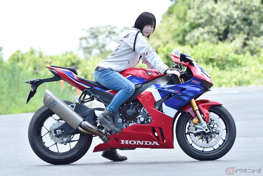 身長155cmバイク女子 夜道雪のチャレンジバイク道 218馬力のスーパースポーツcbr1000rr Rファイアブレードspに挑戦 第一印象 足つき編 バイクのニュース 自動車情報サイト 新車 中古車 Carview