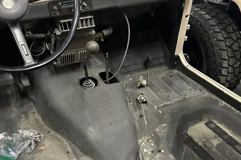 【シブすぎる】名車“ヨンマル”がV8化で再誕！ 北米チューナーが仕上げた「FJ40」のレストモッドが登場