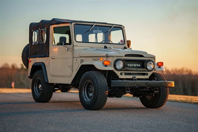 【シブすぎる】名車“ヨンマル”がV8化で再誕！ 北米チューナーが仕上げた「FJ40」のレストモッドが登場