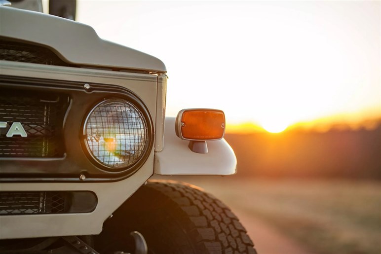 【シブすぎる】名車“ヨンマル”がV8化で再誕！ 北米チューナーが仕上げた「FJ40」のレストモッドが登場