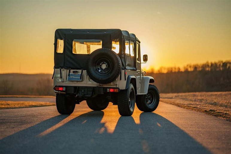 【シブすぎる】名車“ヨンマル”がV8化で再誕！ 北米チューナーが仕上げた「FJ40」のレストモッドが登場