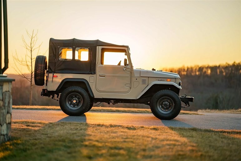 【シブすぎる】名車“ヨンマル”がV8化で再誕！ 北米チューナーが仕上げた「FJ40」のレストモッドが登場