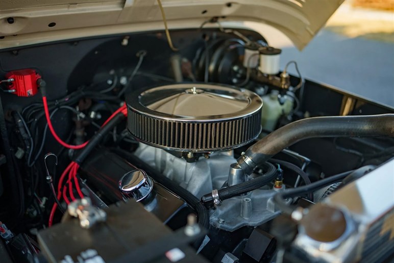 【シブすぎる】名車“ヨンマル”がV8化で再誕！ 北米チューナーが仕上げた「FJ40」のレストモッドが登場