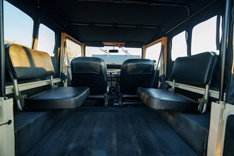 【シブすぎる】名車“ヨンマル”がV8化で再誕！ 北米チューナーが仕上げた「FJ40」のレストモッドが登場