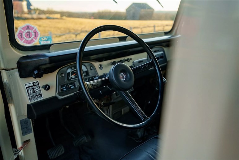 【シブすぎる】名車“ヨンマル”がV8化で再誕！ 北米チューナーが仕上げた「FJ40」のレストモッドが登場