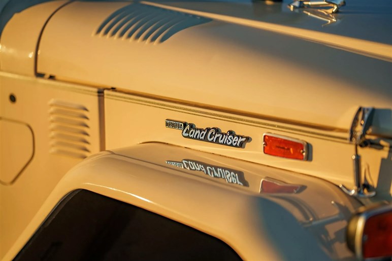 【シブすぎる】名車“ヨンマル”がV8化で再誕！ 北米チューナーが仕上げた「FJ40」のレストモッドが登場