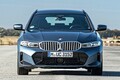 【宿命の対決】高級感と性能を備えたエレガントなステーションワゴン対決　BMW3シリーズ対メルセデスCクラス　僅差で勝利したのは？