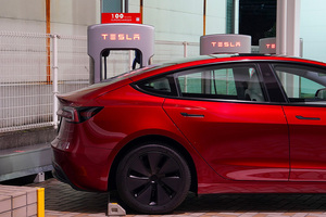 テスラが東名川崎に急速充電器「スーパーチャージャー」を設置、国内100か所に到達