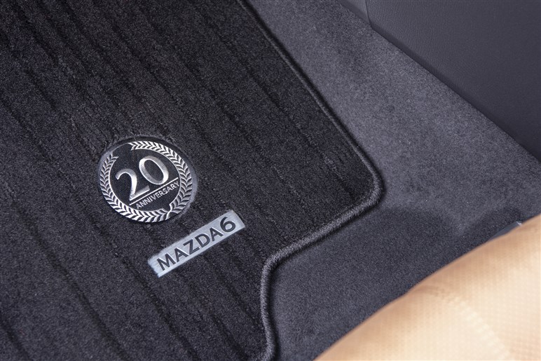 デビュー20周年のMAZDA6が一部改良。特別仕様車や「スポーツアピアランス」を設定、価格は約296万から