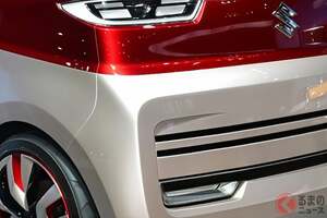 スズキ斬新「“3列”コンパクトミニバン」がスゴイ！ 全長4.2m×全幅1.7mの“ちょうどいいボディ”に「観音開きスライドドア」＆“めちゃ広ッ車内空間”を採用！ ラウンジのような「エアトライサー」って？