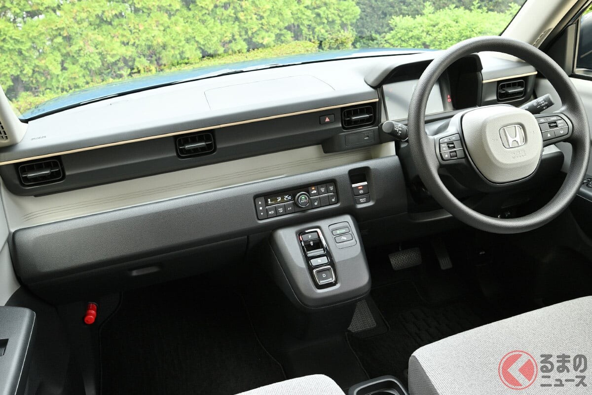 ホンダ新型「4人乗り軽ワゴン」がスゴい！ ディスプレイ無しのシンプルすぎる設計＆斬新“ボタン”シフト採用！ 新型「N-ONE e：」の画期的インテリアとは！