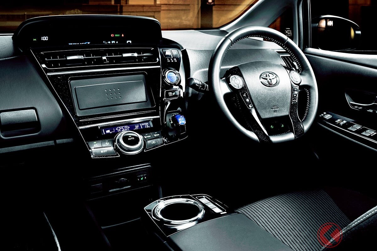 トヨタの「“7人乗り”プリウス」が凄かった！ めちゃ広々ラゲッジ×「走りのスポーツ仕様」も設定！ 画期的“3列シート”搭載した“プリウス ミニバン”「アルファ」とは何だったのか