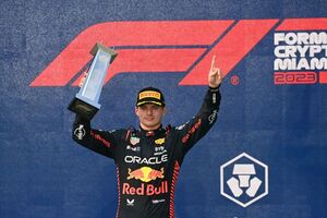 フェルスタッペンのレーシングスーツがオークションに！　2年前の汗とシャンパンの臭い漂う？