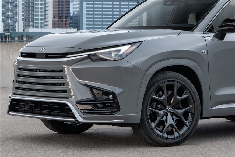 北米レクサスが販売する3列SUV「TX」は何モノ!? “LBX顔”で実質650万円～…25年モデルに進化