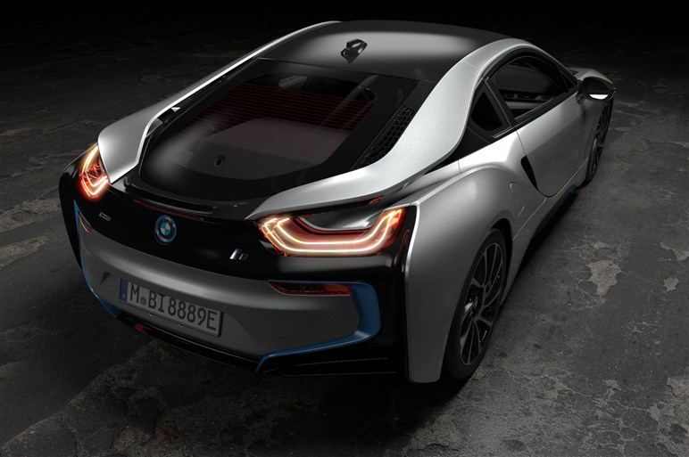 BMW、i8ロードスターを発表。最高出力は374hp、EV走行性能も向上