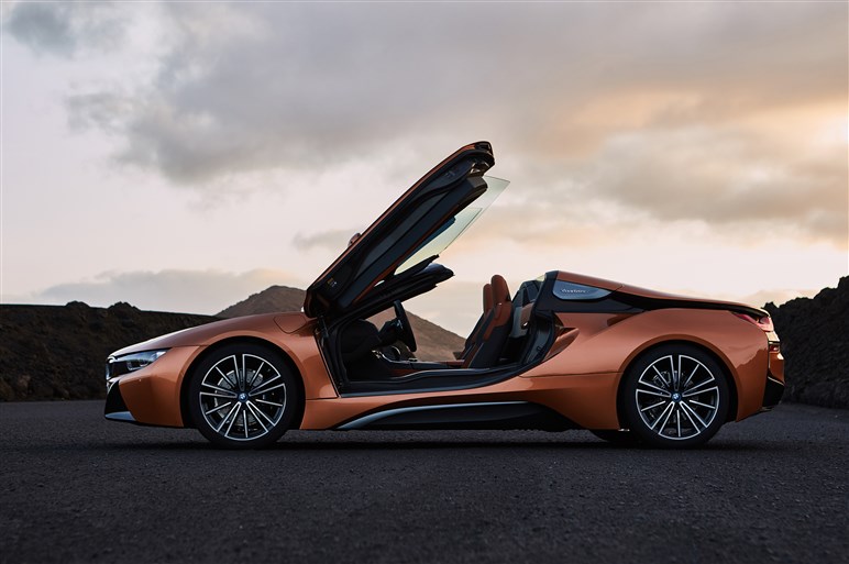BMW、i8ロードスターを発表。最高出力は374hp、EV走行性能も向上