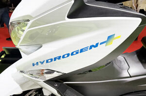 ウチの水素エンジンは「ヨソと目の付け所が違う」 スズキが新型「水素スクーター」披露 「長すぎてカッコ悪い」が悩み!?