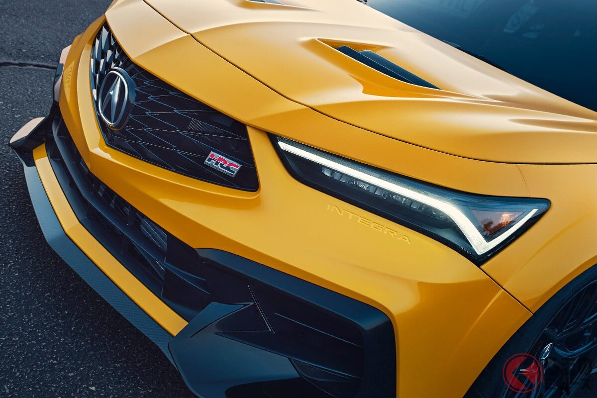 ホンダの「“2人乗り”4ドアセダン」がスゴかった！ ド派手なエアロ×軽量ボディ採用！ パワフルなVTECターボ搭載「アキュラ インテグラ タイプS HRC」米国モデルに注目！