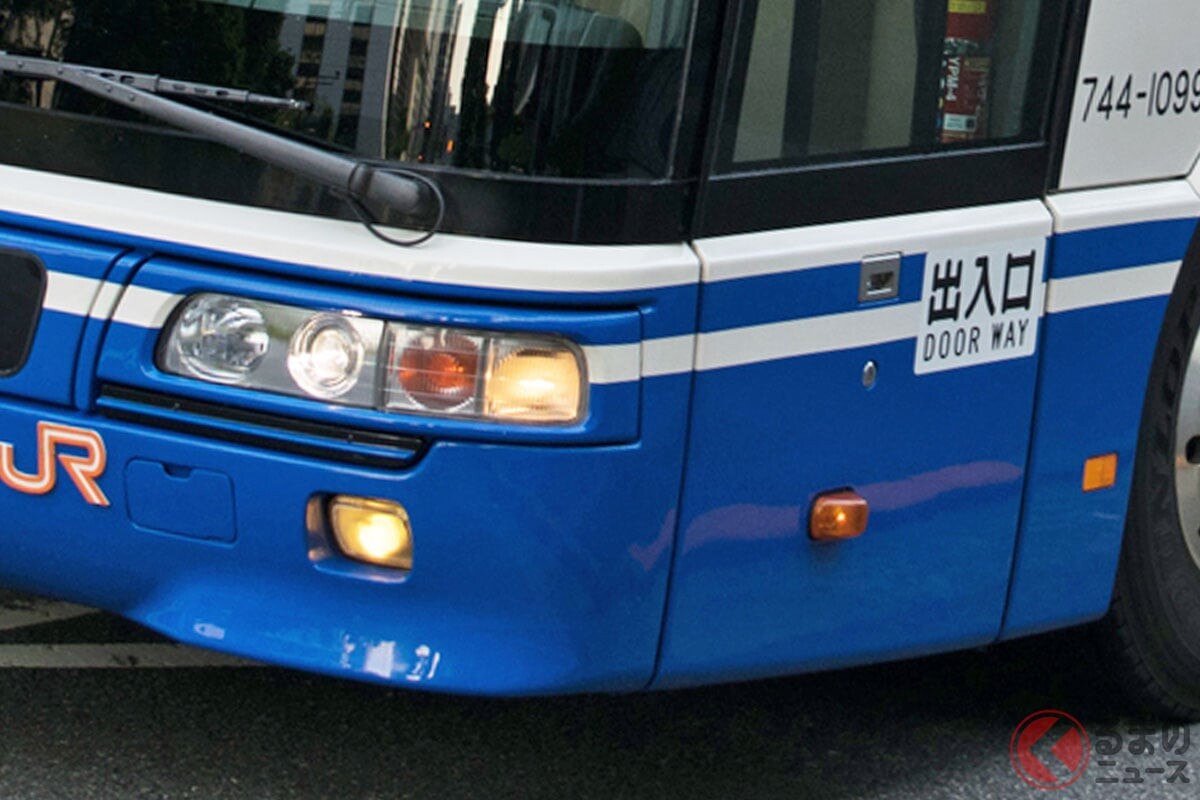 新車7200万円超え！ 三菱の超ド迫力「2階建てマシン」が“現役引退”！ 「13リッターターボエンジン」を国内最大・3軸ボディに搭載！ マニア感涙の「エアロキング」 JRバス関東で運用終了