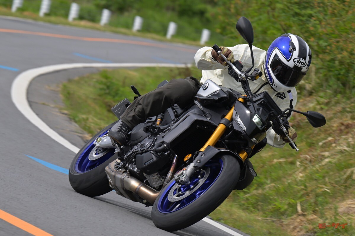 ヤマハ新型MT-09 SP試乗「スポーツ派以外も選ぶ価値あり！ 街乗りにも、快適にも効くサスペンション」