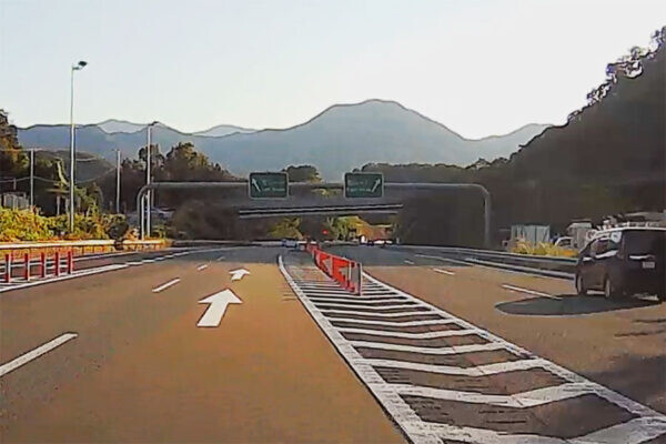 「中央道の“左ルート”」3か月閉鎖へ！ 2車線まるまる消滅の大工事で渋滞予測 この時期だけの“大胆ショートカット路”も出現!?