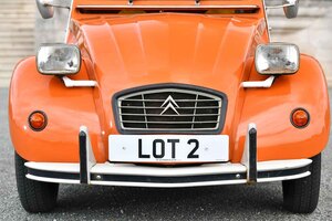 何が起きた!? シトロエン「2CV6」を約700万円でオークションに出品