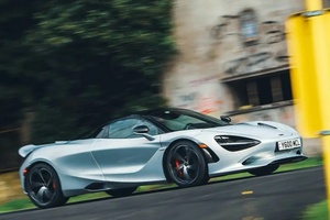 まるで「地球外マシン」の才腕　マクラーレン750Sへ試乗　後継のハードルを上げる完成度