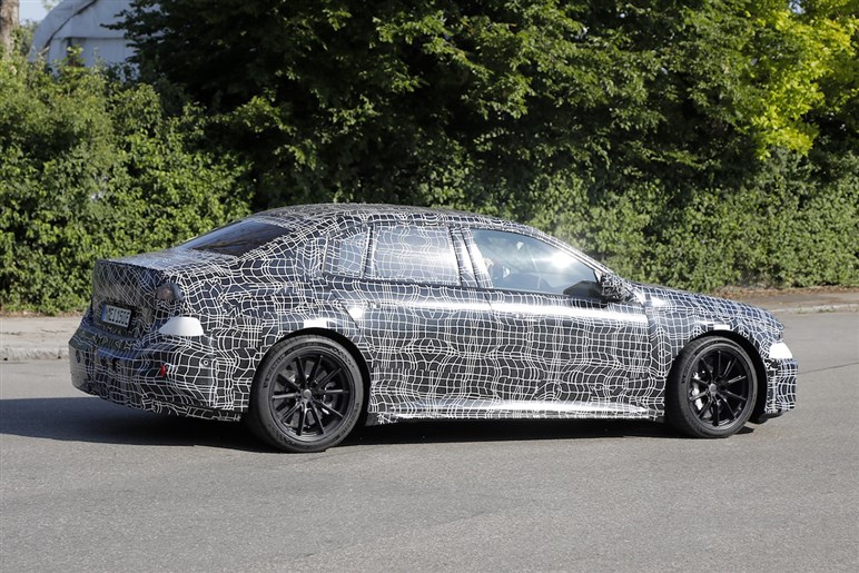 BMW新型「M3 EV」の車重はまさかの2.7トン!? プロトタイプから見えた驚きの中身とは