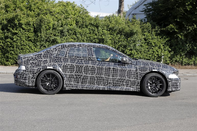 BMW新型「M3 EV」の車重はまさかの2.7トン!? プロトタイプから見えた驚きの中身とは