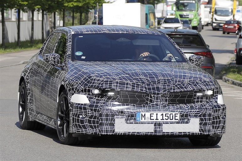 BMW新型「M3 EV」の車重はまさかの2.7トン!? プロトタイプから見えた驚きの中身とは