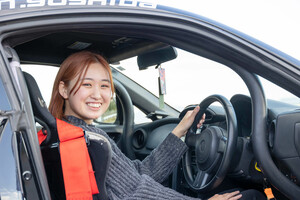 19歳女子の初愛車はトヨタ「86」！ 高校の卒業式から制服で引き取ったクルマは小学生の頃に憧れていた車両でした