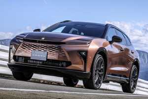 トヨタ クラウンエステート(2025/3-)の最新値引き＆納期情報〈いま新車で買えるクルマカタログ〉ワゴンとSUVが融合した新世代クラウンの大本命モデル