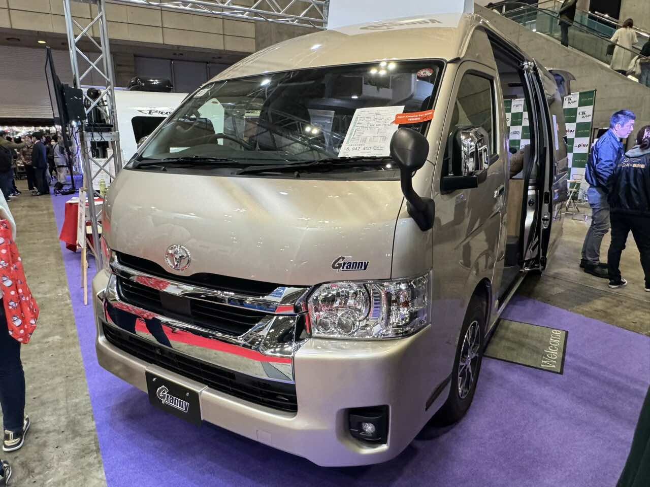 木材の温もり満点のリラックスできる空間！　トヨタ ハイエースがベースのキャンパー