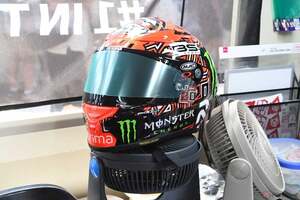シールドの水滴や曇りから防ぐには？　ライダーの視界を守るための試行錯誤【MotoGPの現場から】