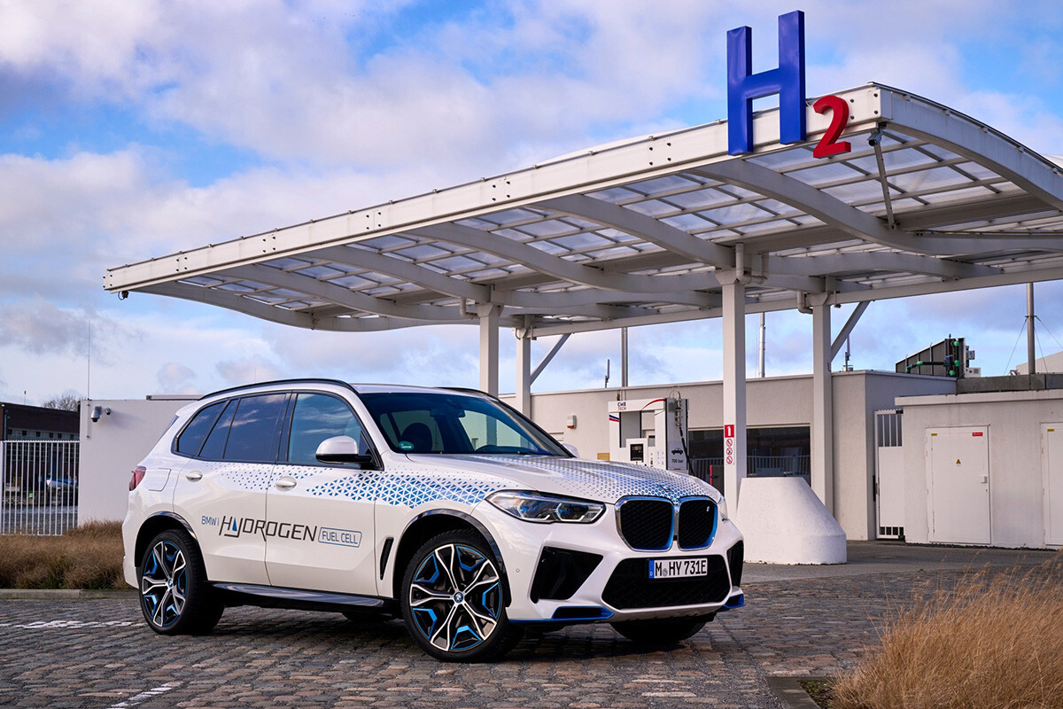 BMWが水素燃料電池車「iX5 Hydrogen」の実証実験を日本でスタート