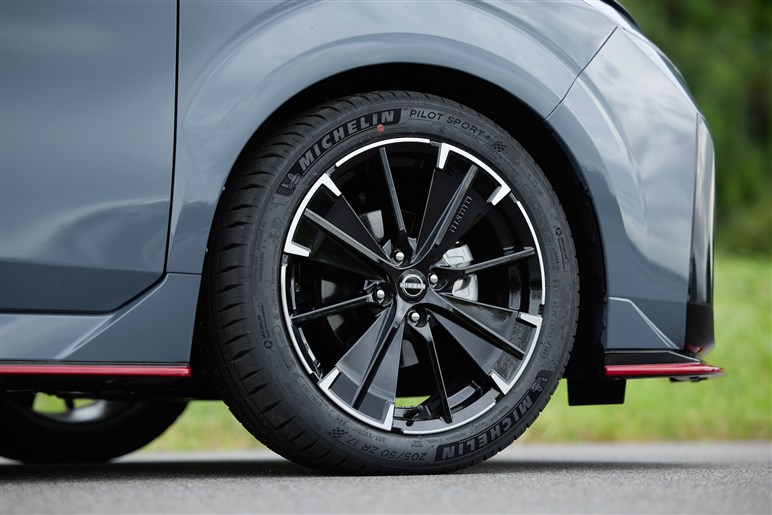 【快速4WDホットハッチ】オーラNISMO、マイチェンで待望の四駆追加！ デザインもアップデート