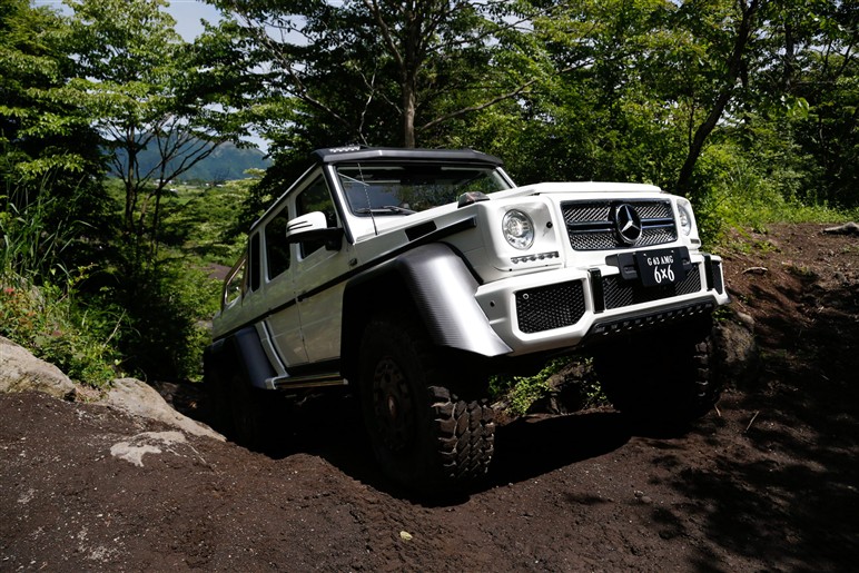 G63 AMG 6×6、岩場も余裕の6輪オフローダー