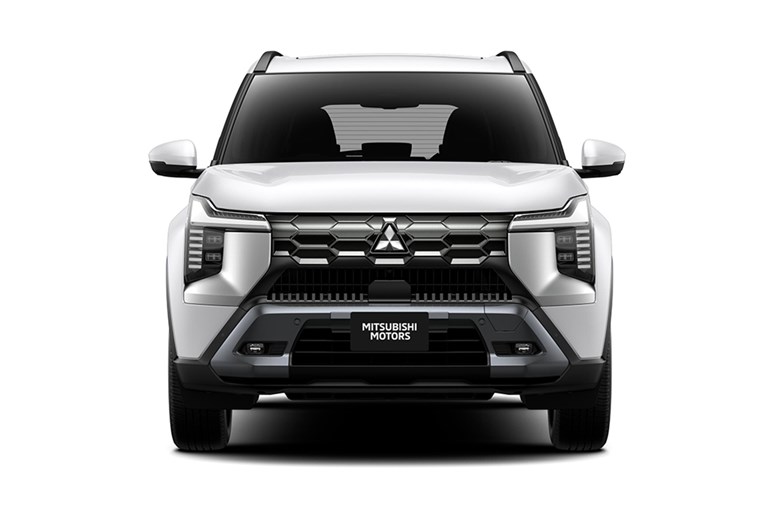 三菱が新型SUV「デスティネーター」公開。デザイン好評も、「パジェロ復活」を期待するユーザーからは落胆の声