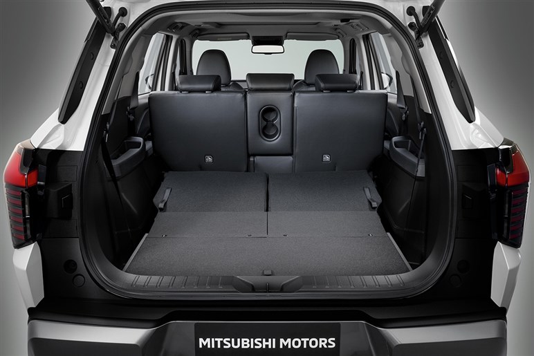 三菱が新型SUV「デスティネーター」公開。デザイン好評も、「パジェロ復活」を期待するユーザーからは落胆の声