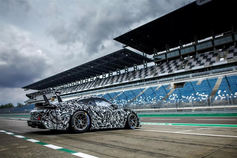 ポルシェが改良型レースマシンの今夏発表を予告！ 新型「911 GT3カップ」登場。空力と走りを刷新