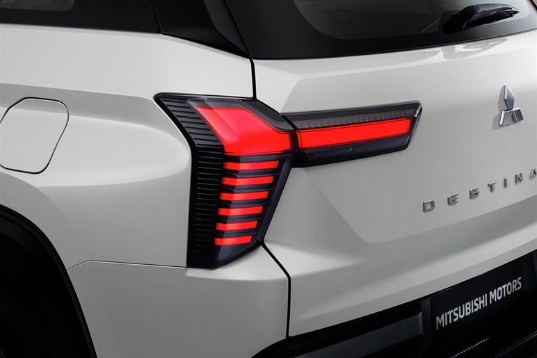 三菱が新型SUV「デスティネーター」公開。デザイン好評も、「パジェロ復活」を期待するユーザーからは落胆の声