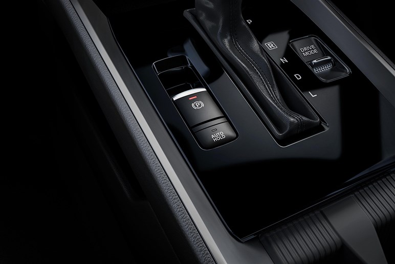 三菱が新型SUV「デスティネーター」公開。デザイン好評も、「パジェロ復活」を期待するユーザーからは落胆の声