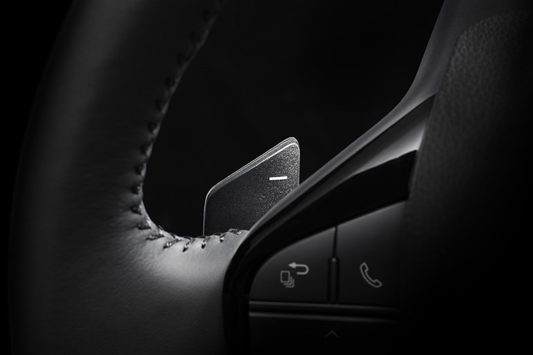 スバルが米で公開の新型SUV「アンチャーテッド」に日本のユーザーはどう反応？ 走行性能に高い期待も、デザインとBEV化は否定的