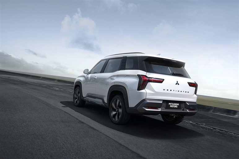 三菱が新型SUV「デスティネーター」公開。デザイン好評も、「パジェロ復活」を期待するユーザーからは落胆の声