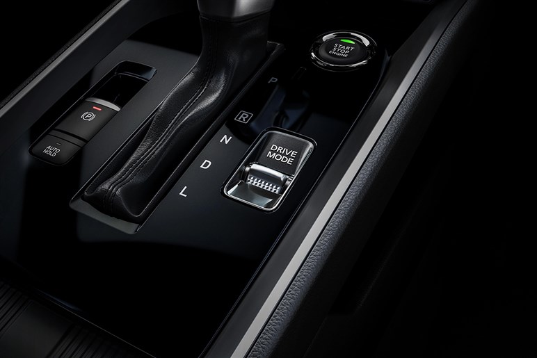 三菱が新型SUV「デスティネーター」公開。デザイン好評も、「パジェロ復活」を期待するユーザーからは落胆の声