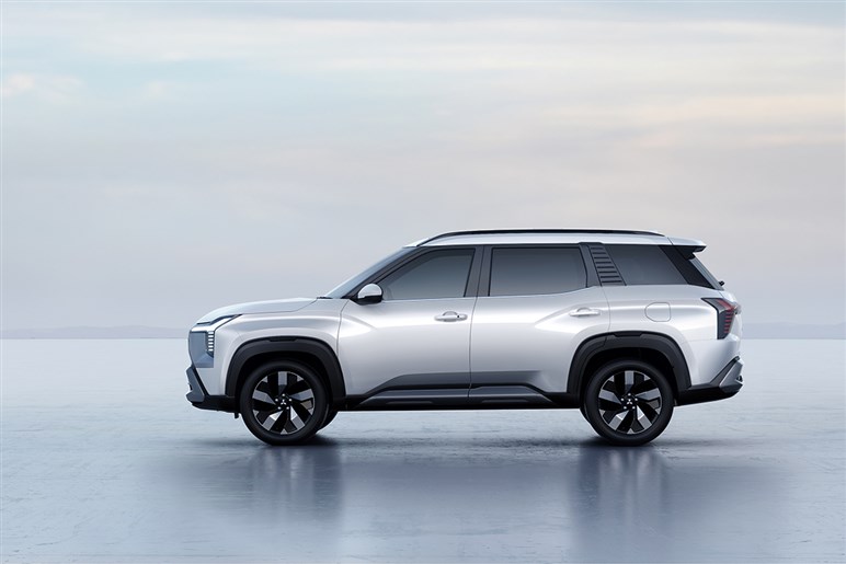三菱が新型SUV「デスティネーター」公開。デザイン好評も、「パジェロ復活」を期待するユーザーからは落胆の声