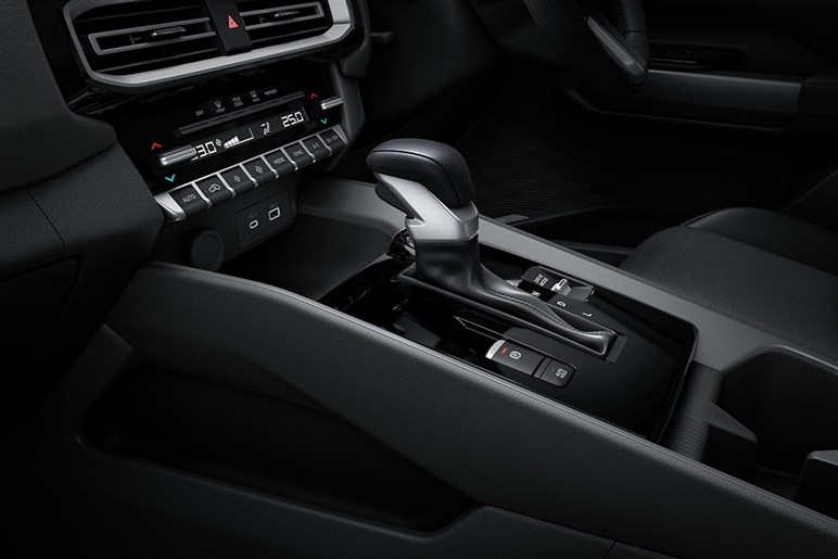 三菱が新型SUV「デスティネーター」公開。デザイン好評も、「パジェロ復活」を期待するユーザーからは落胆の声